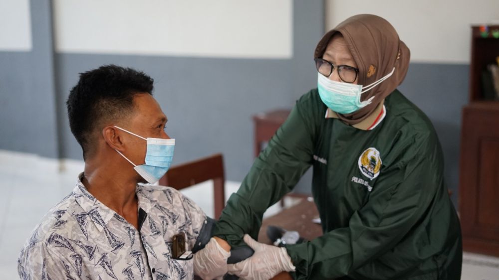 Pelajar yang di Vaksin rela antri demi memutus mata rantai penyebaran Covid-19