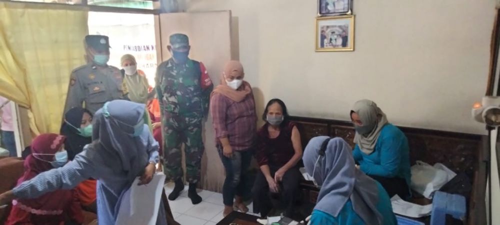 Babinsa Koramil Menganti pantau warga binaannya saat Vaksin Door to Door