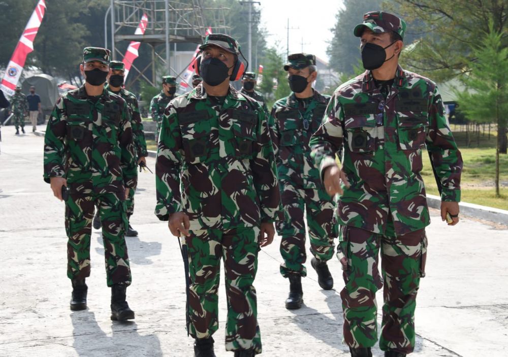 Dankodiklat Laksamana Madya TNI Nurhidayat saat cek Lattek menembak Artileri dan Demolisi Pusdikpel