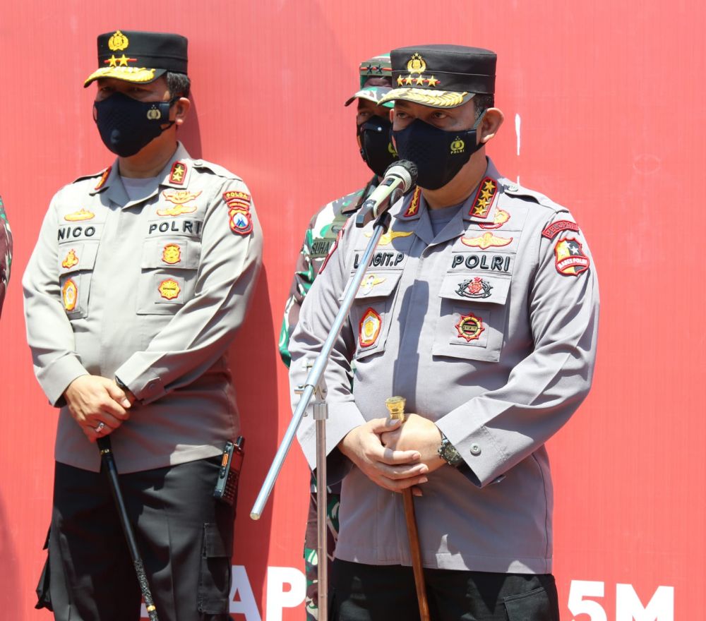 Kapolri dan Panglima TNI didampingi Kapolda Jatim dan Pangdam V Brawijaya cek vaksin