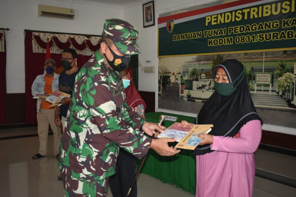 Dandim Tipe A 0831/ST Kolonel Inf Agus Faridianto saat memberikan paket bantuan secara simbolis