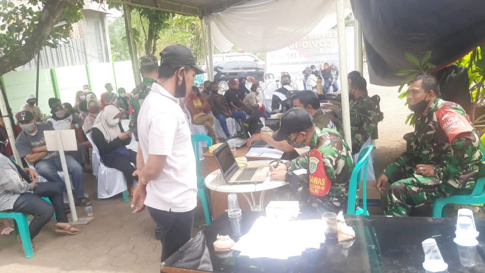 Saat pengantrian warga untuk di data terlebih dahulu dan di seccreaning oleh petugas
