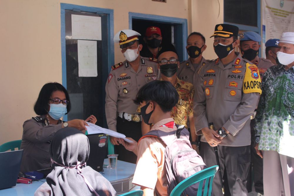 Kapolres Probolinggo AKBP Teuku Arsya Khadafi saat cek vaksin pelajar bersama PJU Polres Probolinggo