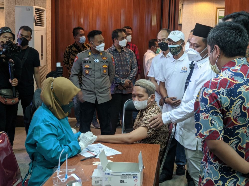 Kabag Ops AKP Imam Mustolih saat cek vaksin