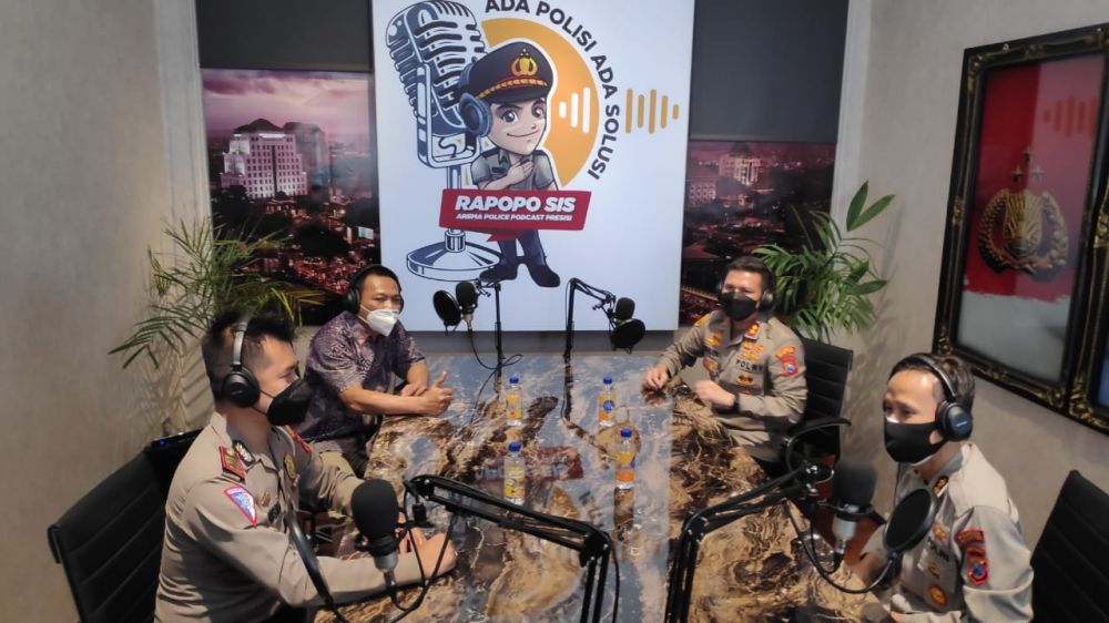 Kapolresta Malang Kota AKBP Budi Hermanto saat meresmikan Arema Police Podcast Presisi