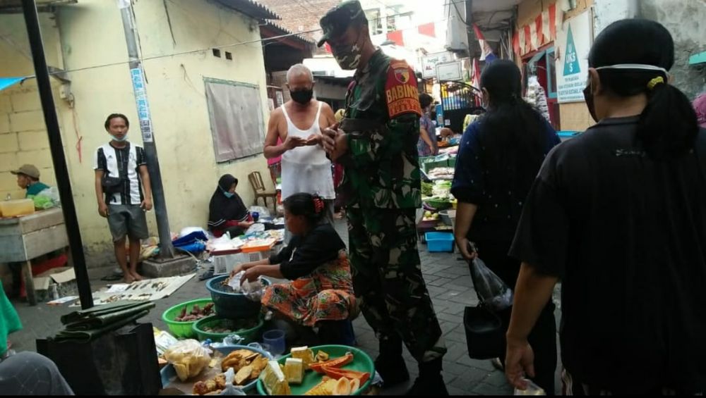 Babinsa Koramil Bubutan terus sosialisasi ke warga binaan pentingnya Prokes