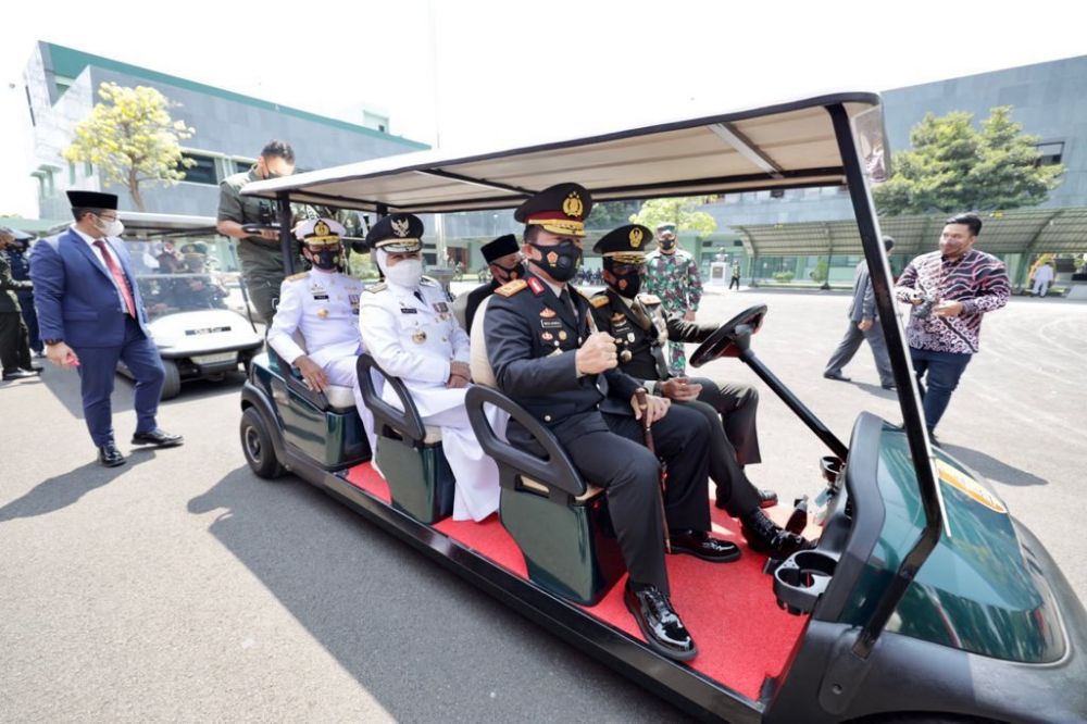 Forkopimda Jatim saat menyapa warga yang sedang di vaksin