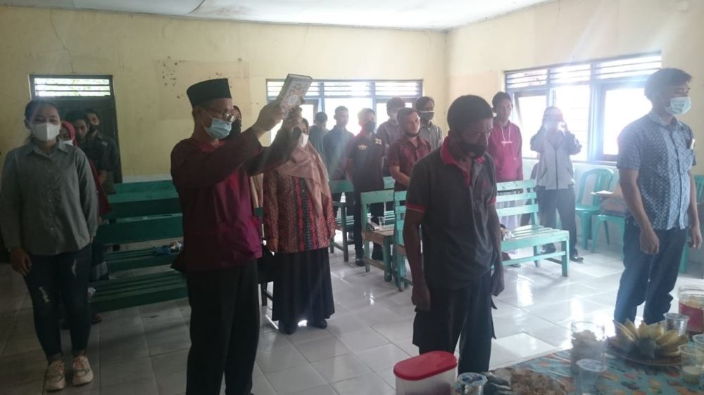 Acara saat pelantikan sekaligus pengambilan sumpah seluruh petugas KPPS yang di wakilkan Ketua KPPS Supriatna dan wakil ketua KPPS