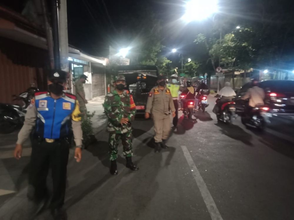 Babinsa Koramil Tambaksari dan Bhabinkamtibmas terus lakukan Ops Yustisi Prokes