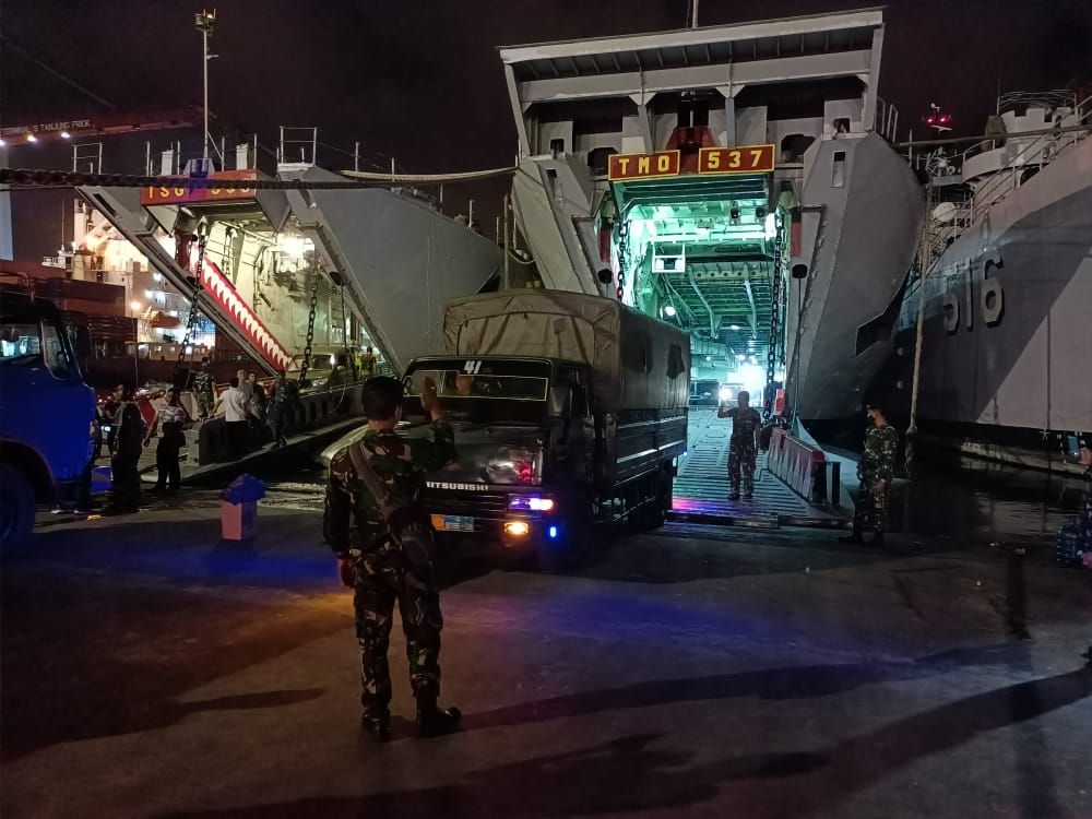 Kodiklatal TNI AL saat pengiriman material Denmalat dan personil lewat jalur laut