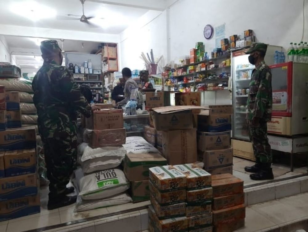 Babinsa Koramil Palengaan lakukan Ops Yustisi Prokes malam