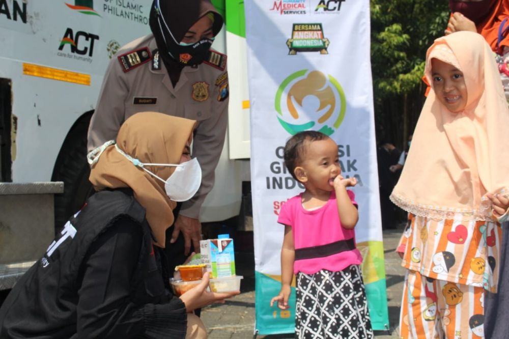 ACT bersama Polsek Tenggilis saat peluncuran humanity medical services Surabaya