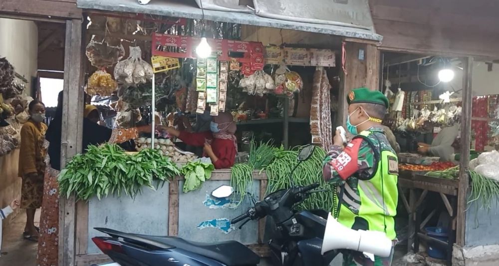 Babinsa Koramil Benjeng terus sosialisasi ke masyarakat selalu menjaga Protokol Kesehatan