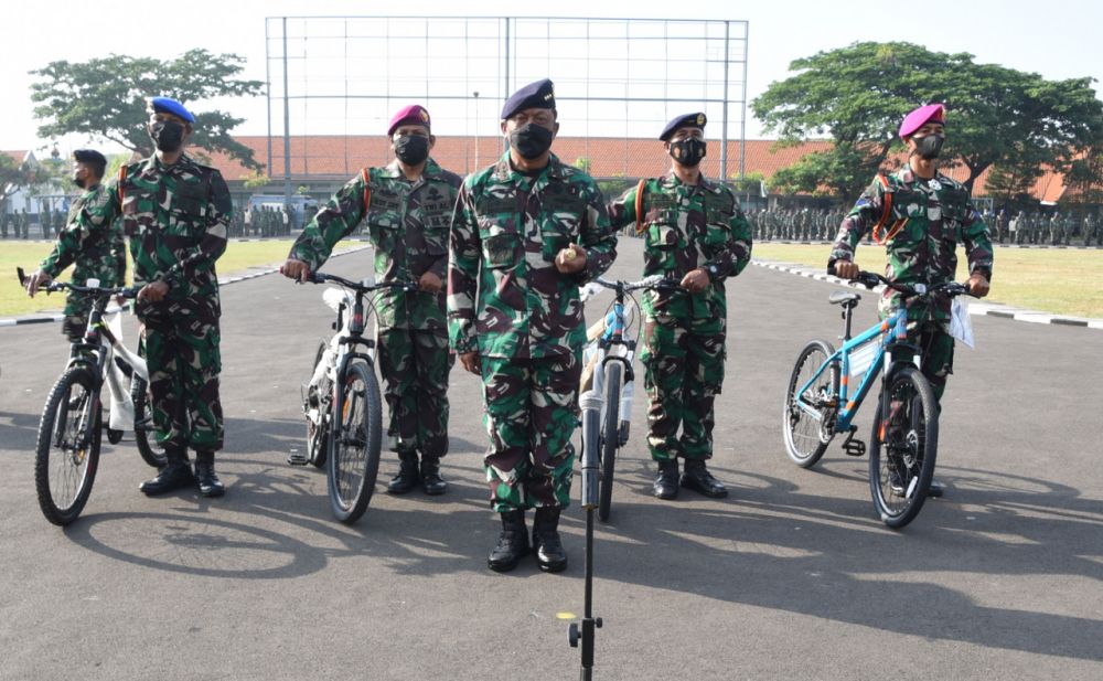 Dankodiklat Laksamana Madya TNI Nurhidayat berikan 4 Bingsis teladan sepeda gunung