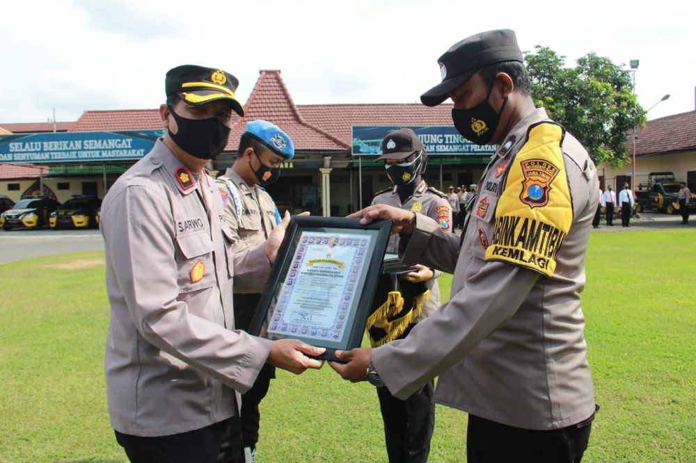 Wakapolresta Mojokerto Kompol Sarwo saat memberikan penghargaan