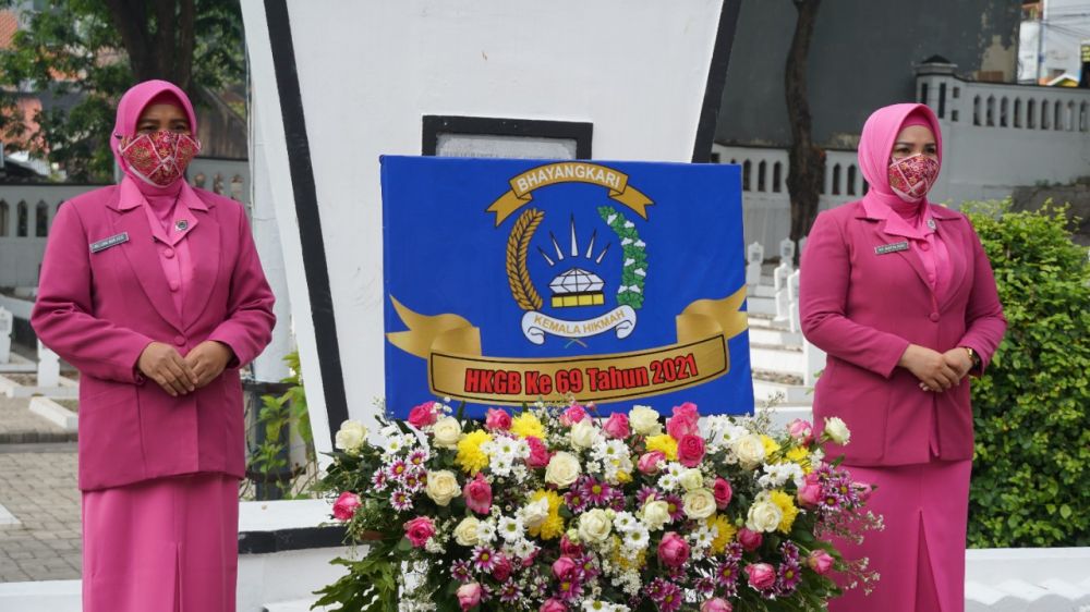 Ketua Bhayangkari cabang Gresik Ny. Lina Nur Azis saat ziarah di Taman Makam Pahlawan Gresik