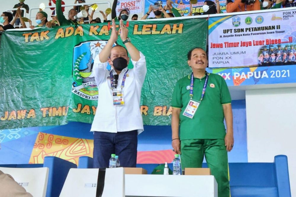 Ketua DPD RI bersama ketua umum KONI Jatim Erlangga Satriagung saat mengunjungi Veneu renang di PON XX 2021 Papua