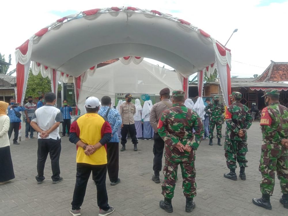 Babinsa Koramil kota Pamekasan saat breafing sebelum pelaksanaan vaksinasi