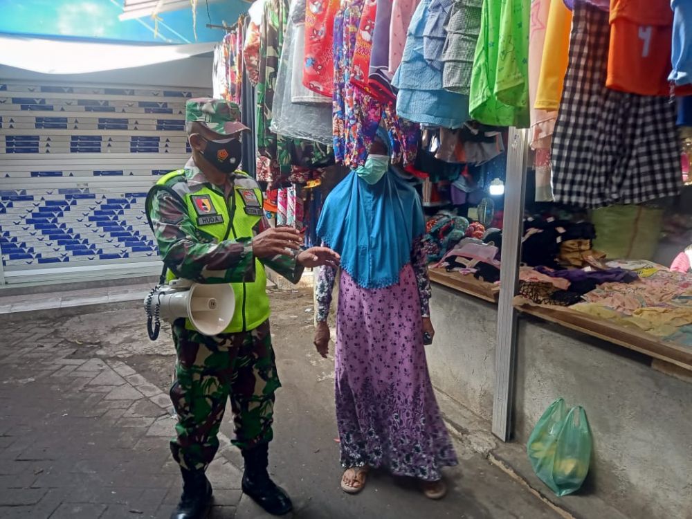 Serda Huda terus gaungkan Prokes dengan telaten di tengah pasar Bulurejo