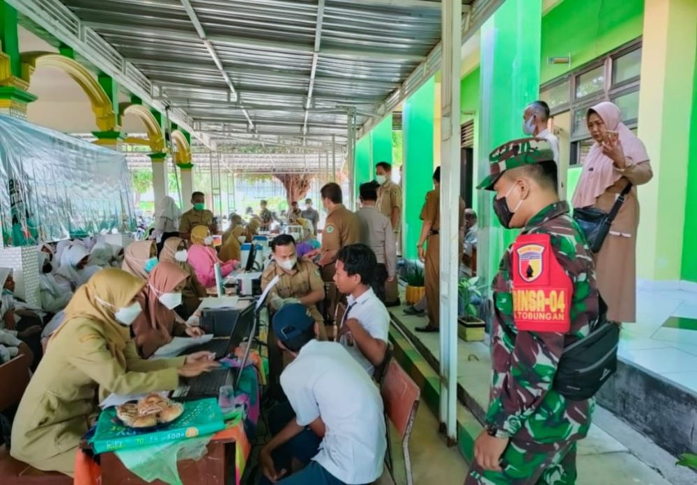 Koramil Galis, Puskesmas Galis dan Forkopimka Galis gelar Vaksin di SMPN 1 Galis