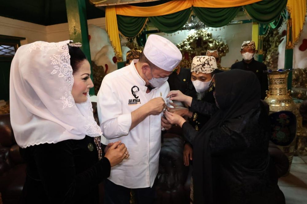 Tradisi Panjang Jimat, LaNyalla Dapat Pin Kesultanan Kanoman Cirebon