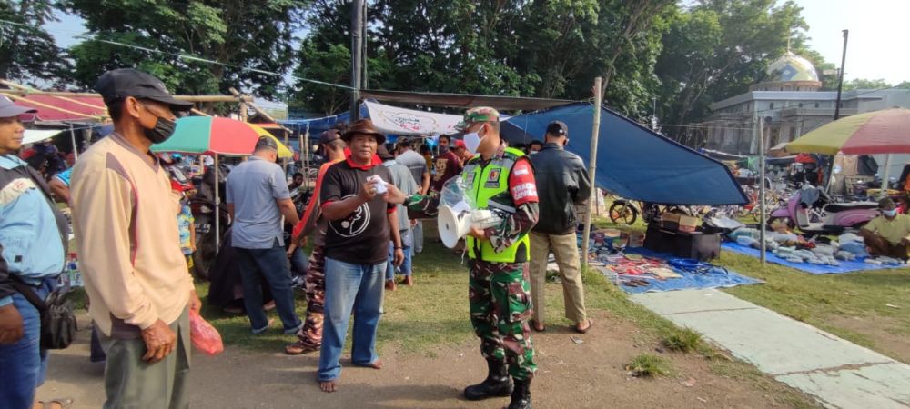 Koramil Benjeng terus sosialisasi ke masyarakat terkait Prokes dan bagikan masker