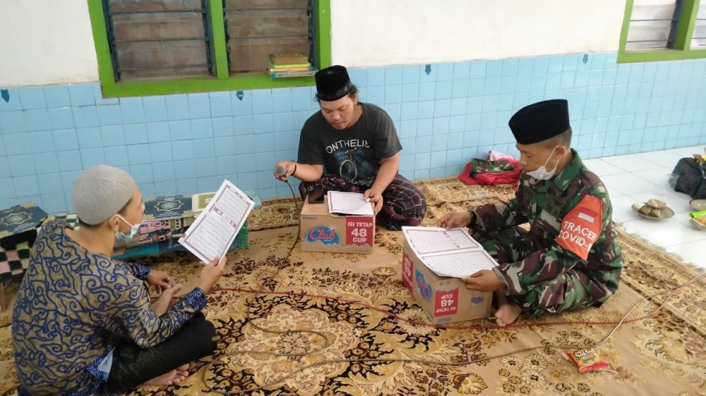 Wujud Kebersamaan Babinsa Kedung Baruk dengan Warga
