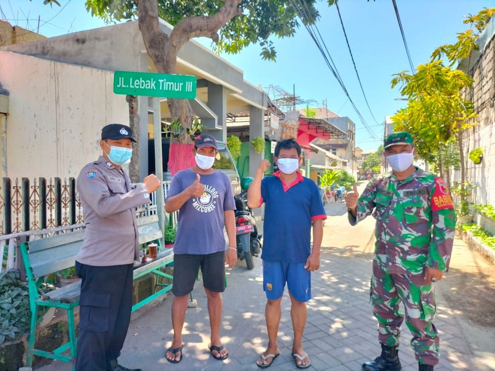 Babinsa Tambaksari dan Bhabinkamtibmas bagi masker dan sosialisasi Protokol Kesehatan
