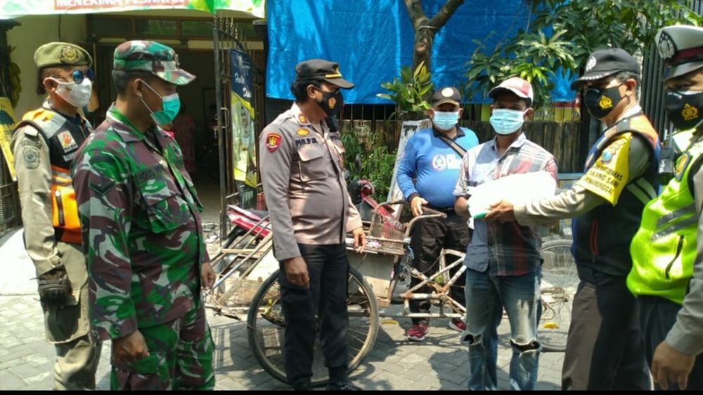 Babinsa Koramil Tandes gelar Ops Yustisi Prokes dan bagikan beras