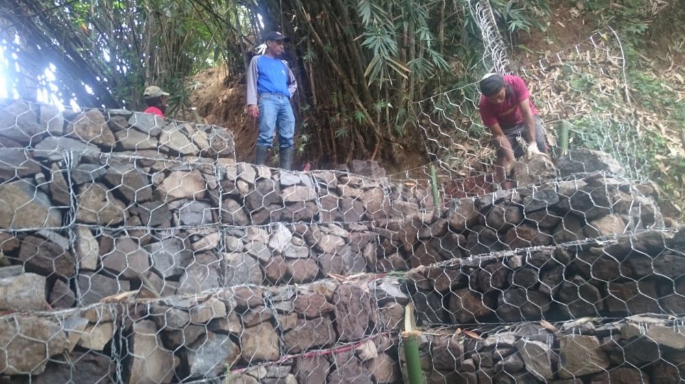 Tampak foto mandor Yayan sedang mengawasi pekerja pembangunan Dam bronjong penahan tanah di Desa Pamekarsari