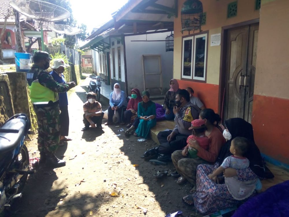Babinsa Serma Darsum silahturahmi bersama aparat Kepolisian di Desa Wargaluyu Kecamatan Tanjungmedar