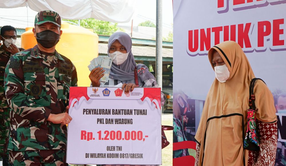 Dandim 0817 Gresik Letkol Inf Taufik Ismail saat memberikan bantuan secara simbolis