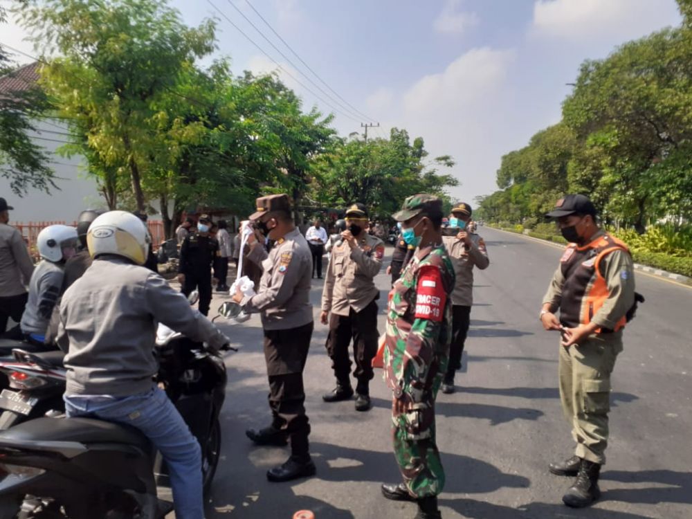 Gabungan Tiga Pilar lakukan Ops Yustisi Prokes depan klenteng Mbah Ratu Surabaya
