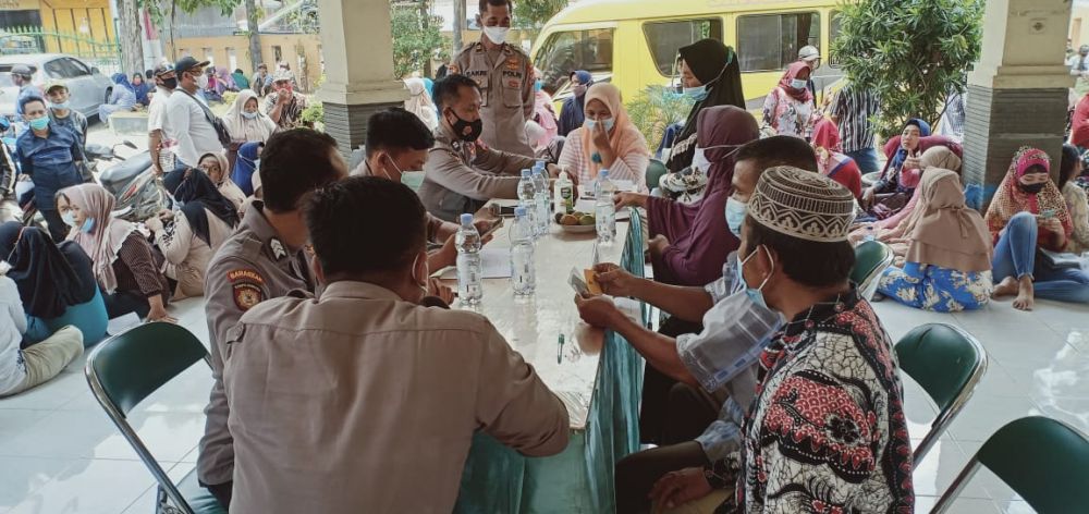 Para penerima BTPKLW dari Polres Gresik sedang antri pendataan