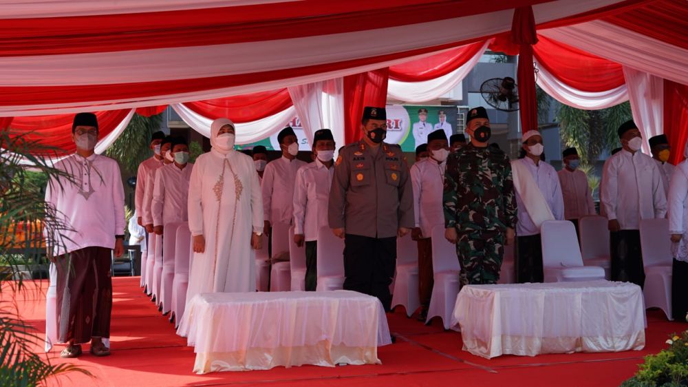 Kapolres Gresik AKBP Mochamad Nur Azis saat menghadiri upacara hari Santri Nasional