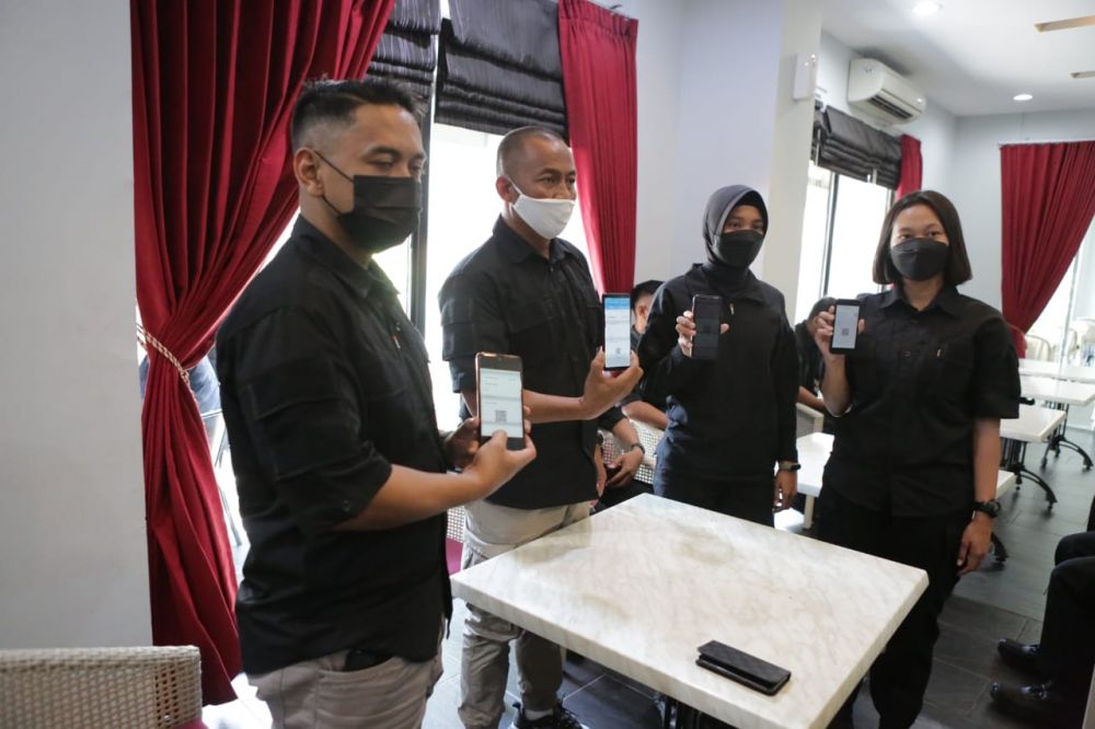 Anggota Brimob Polda Jatim setelah menjalani karantina bisa pulang dengan aman bertemu keluarga