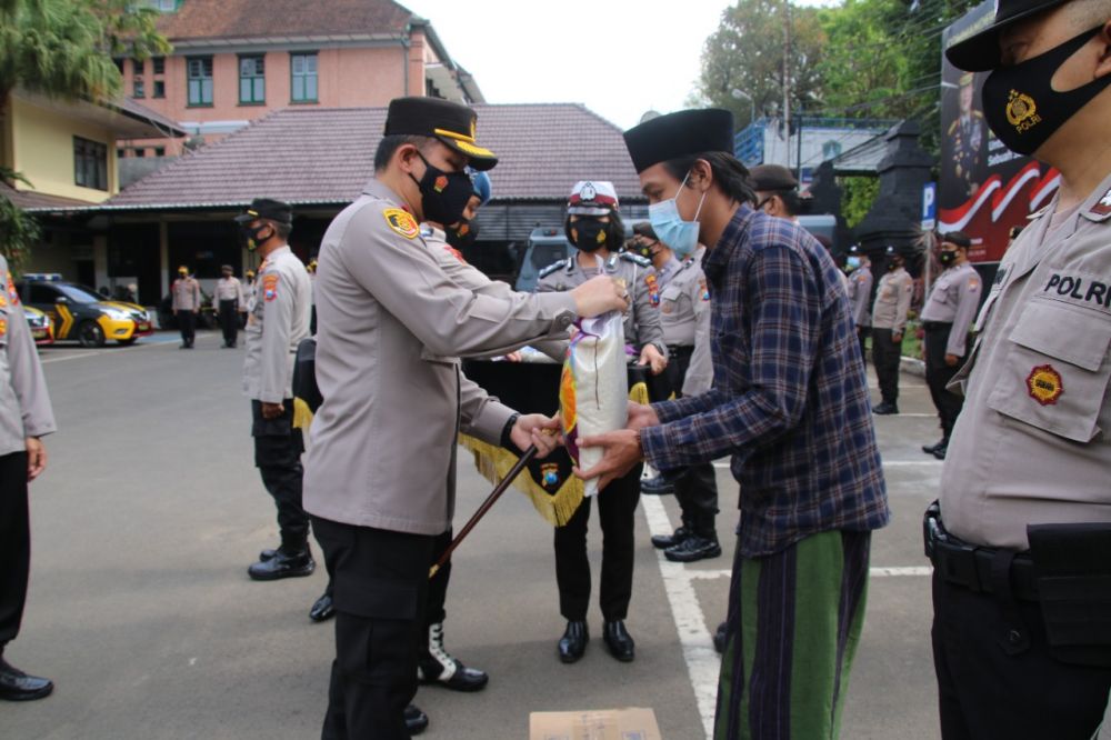 Kapolresta Malang Kota AKBP Budi Hermanto saat memberikan paket sembako