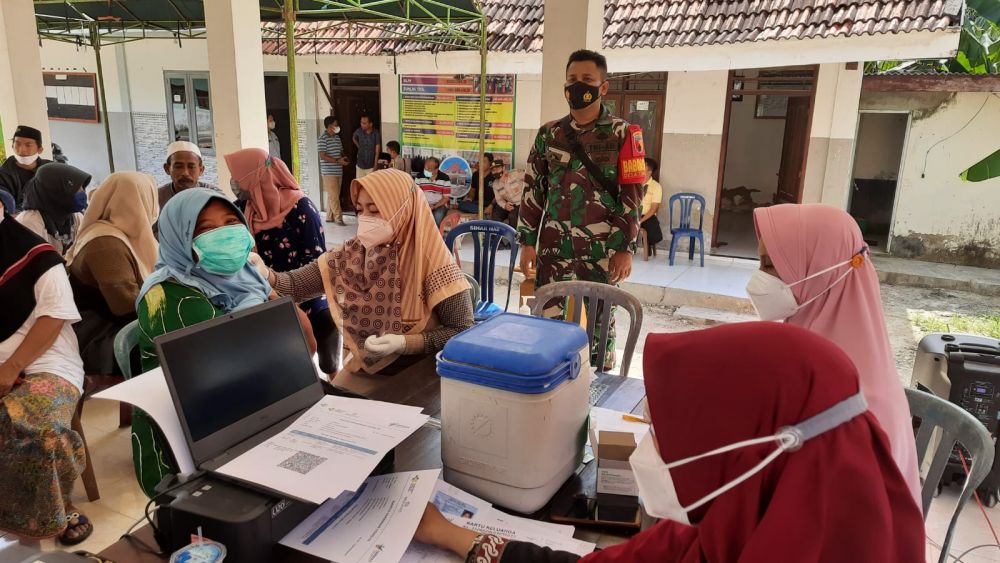 Warga Galis saat antri Vaksin dosis 1 dan 2 dengan kesadaran terkait bahaya Covid-19