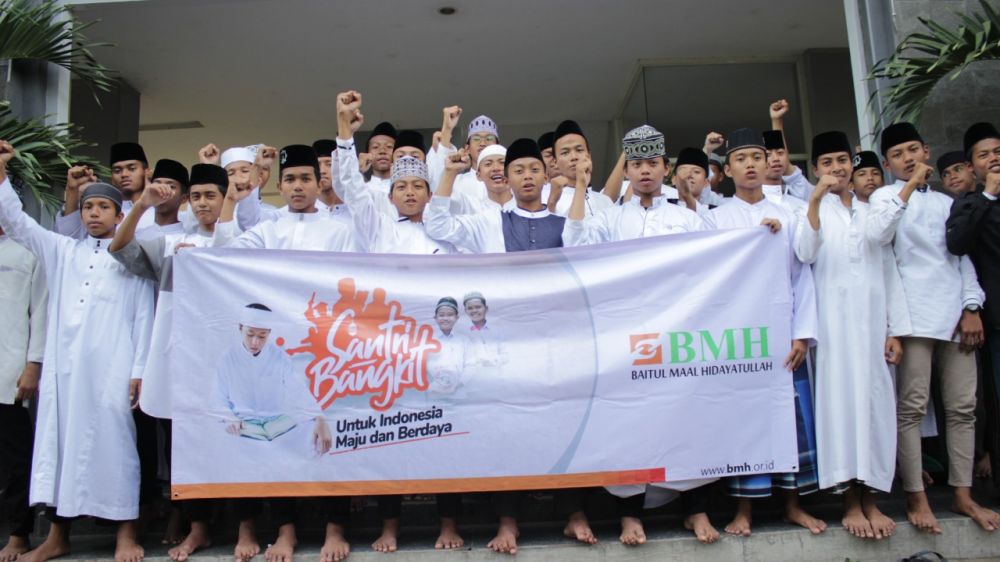 Laznas BMH beri bantuan ke para santri di Hari Santri Nasional