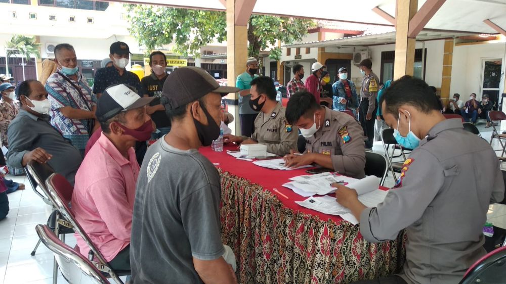 Para penerima BTPKLW yang sudah terdaftar antri demi mendapatkan bantuan dana