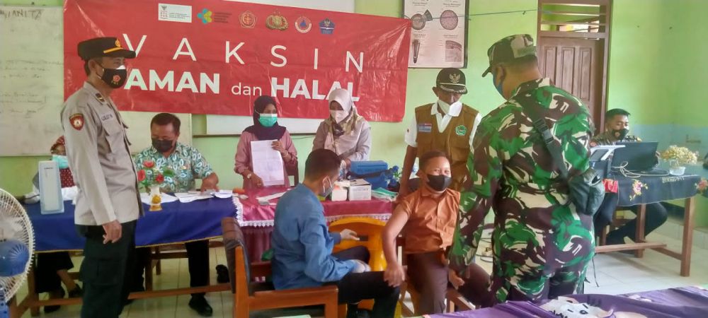 Koramil 0826/11 Batumarmar, Polsek dan Camat saat pantau vaksin