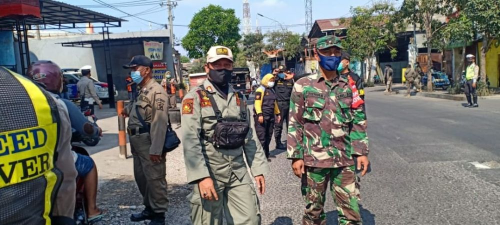 Babinsa Koramil Tandes gelar Ops Yustisi Prokes bersama Tiga Pilar