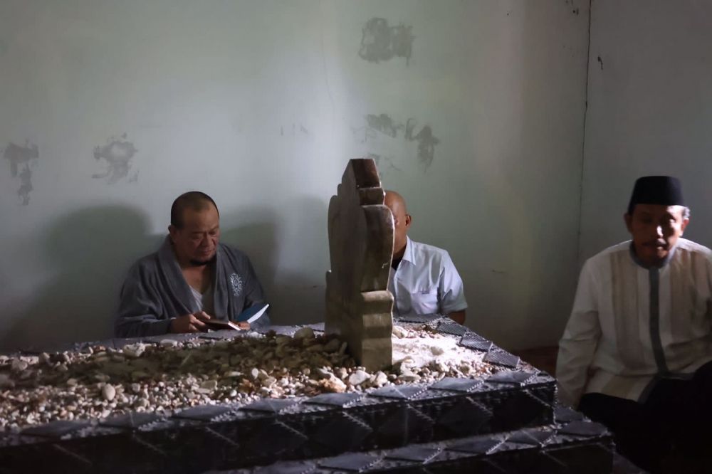 Ketua DPD RI AA LaNyalla Mahmud Mattalitti saat ziarah makam