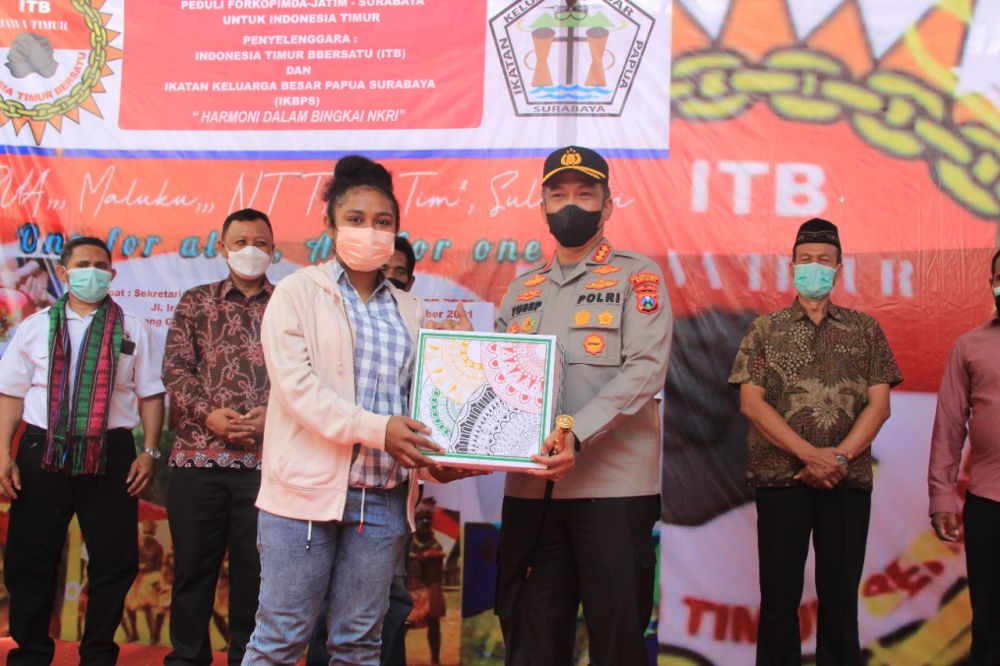 Kapolrestabes Surabaya Kombes Pol A. Yusep Gunawan saat memberikan paket Bansos