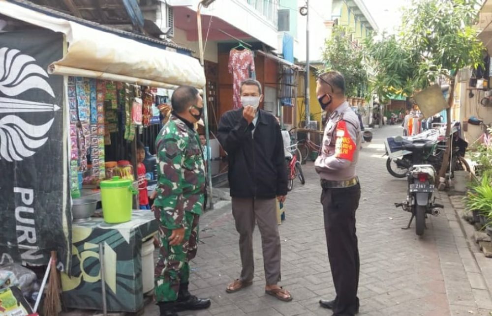 Babinsa Koramil Krembangan dan Bhabinkamtibmas terus sosialisasi Protokol Kesehatan