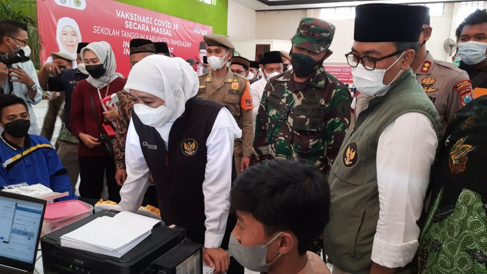 Gubernur Jatim Khofifah Indar Parawansa saat cek vaksin di Kabupaten Pamekasan di dampingi Dandim 0826 Pamekasan