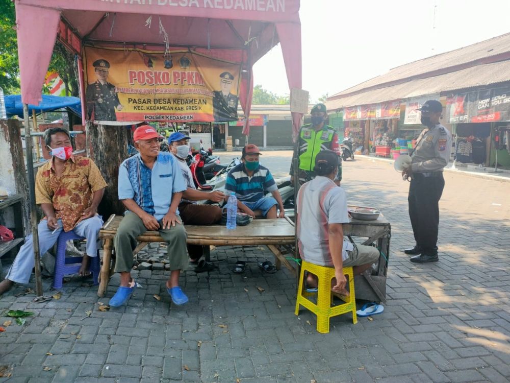 Sertu Marjuni terus sosialisasi ke pengunjung pasar terkait Covid-19