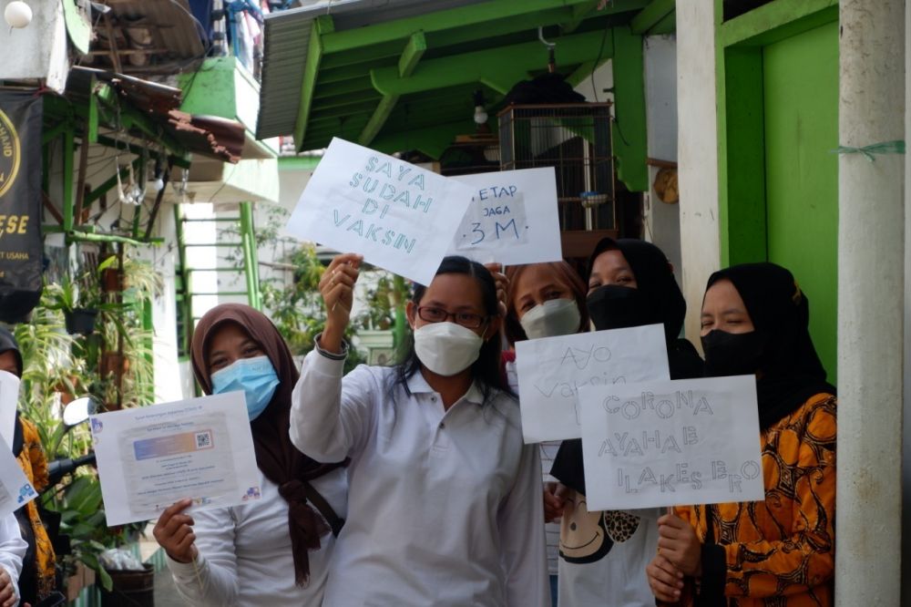 Anak-anak yang menunjukkan hasil karyanya saat Festival Kampung Putih