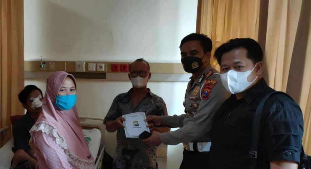 Kapolres Gresik AKBP Mochamad Nur Azis melalui Kasat Lantas Polres Gresik AKP Engkos Sarkosi dan Kasat Intelkam Nurdianto Eko Wartono sambangi korban pengeroyokan