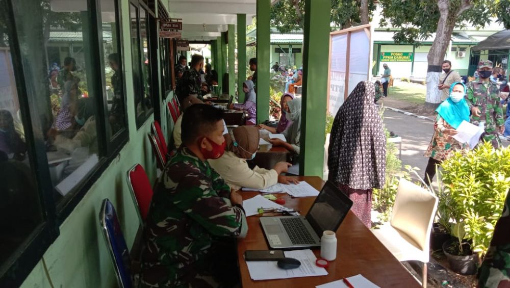 Kodim 0829 Bangkalan Salurkan BTPKLW ke pedagang terdampak pandemi Covid-19